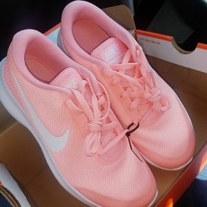 New Women Nike Shoes : Size 6